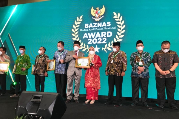 IIQ Jakarta Menerima Penghargaan Baznas Award 2022