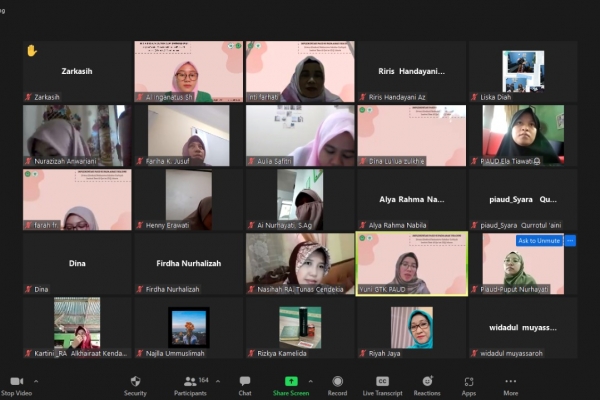 Webinar Implementasi PAUDHI pada Anak Usia Dini Berjalan dengan Lancar