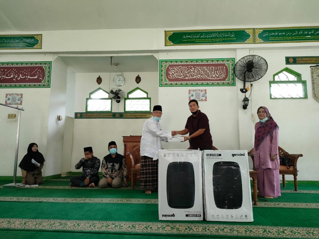 Bapak H. Iman Julian Harahap Sumbang Perangkat Elektronik untuk IIQ Jakarta