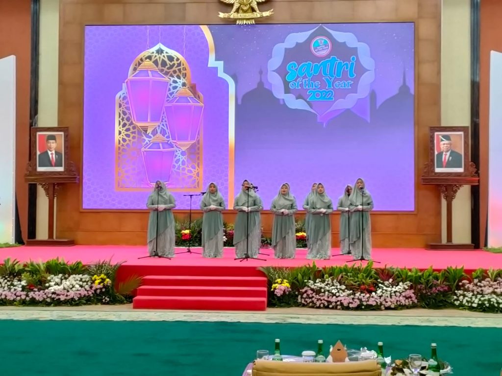 Team Paduan Suara IIQ Jakarta Tampil di Acara Penganugerahan Santri of The Year 2022 di Gedung MPR RI