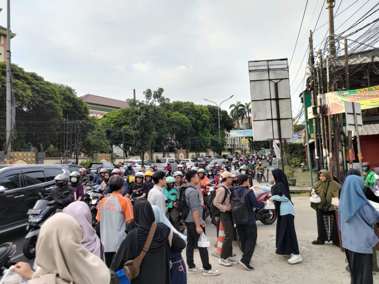 UPZ IIQ Jakarta Lakukan Aksi Sosial, Bagikan Takjil Gratis
