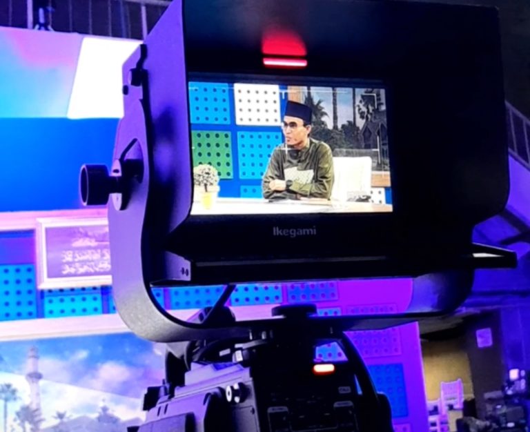 Dua Mahasiswa Prodi Komunikasi dan Penyiaran Islam (KPI) FUD IIQ Jakarta  langsung terlibat dalam proses produksi Program Kajian Islami TVRI