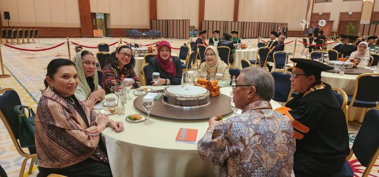 Rektor IIQ Jakarta Hadiri Wisuda Universitas PTIQ Jakarta