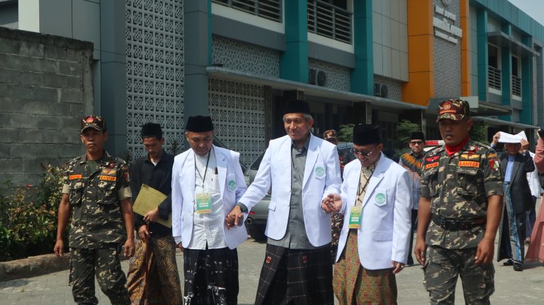 Pakar Qiraat Sab’ah Tersohor Dr. KH. Ahsin Sakho, Mantan Rektor IIQ, Mendapat Penghargaan Dari JQH NU