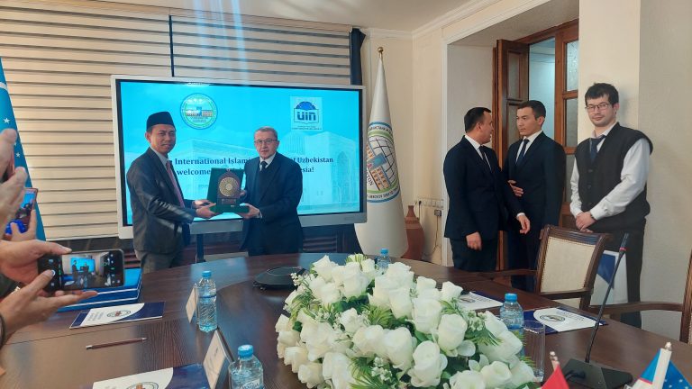Matangkan Rencana Riset Kolaboratif dan Seminar Internasional, Dekan FUD Bersama Delegasi “1000 Cahaya Indonesia” Beraudiensi dengan KBRI dan IIAU Tashkent