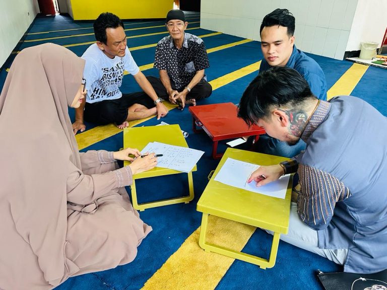 Mualaf di Masjid Lautze diajarkan metode satu jam membaca  Al Quran oleh Mahasiswa S3 IIQ