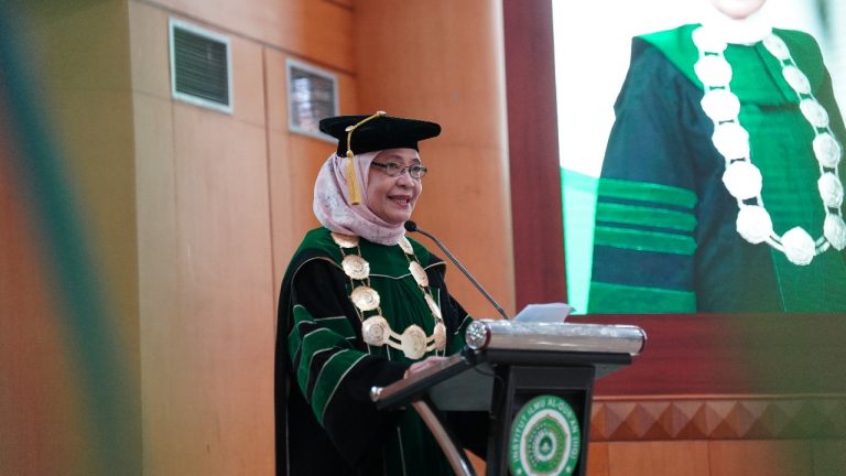 IIQ Jakarta Wisuda 493 Lulusan, Rektor Ajak Generasi Qur’ani Peduli Lingkungan