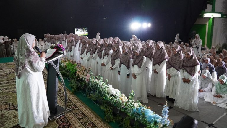 Penuh Khidmat, IIQ Jakarta Rayakan Khataman dan Wisuda Tahfizh 2025