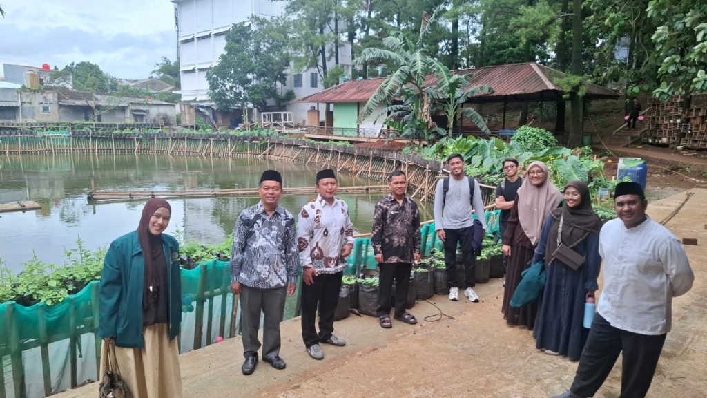Belajar Langsung Ekonomi Pesantren, Mahasiswa S2 HES IIQ Jakarta Kunjungi Koperasi Syariah Adzkia