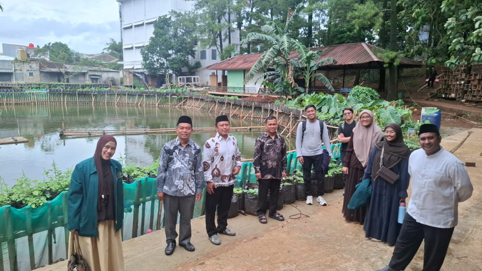 Belajar Langsung Ekonomi Pesantren, Mahasiswa S2 HES IIQ Jakarta Kunjungi Koperasi Syariah Adzkia