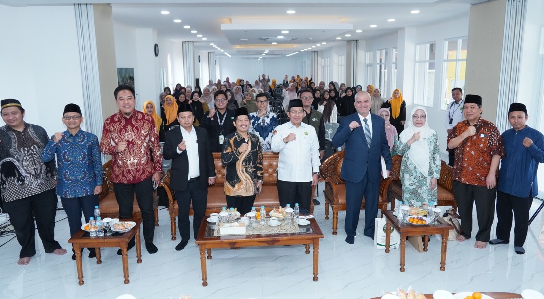 Dari Potensi Triliunan hingga Kolaborasi Global: Seminar Internasional FSEI IIQ Kupas Transformasi Zakat untuk Kesejahteraan Umat