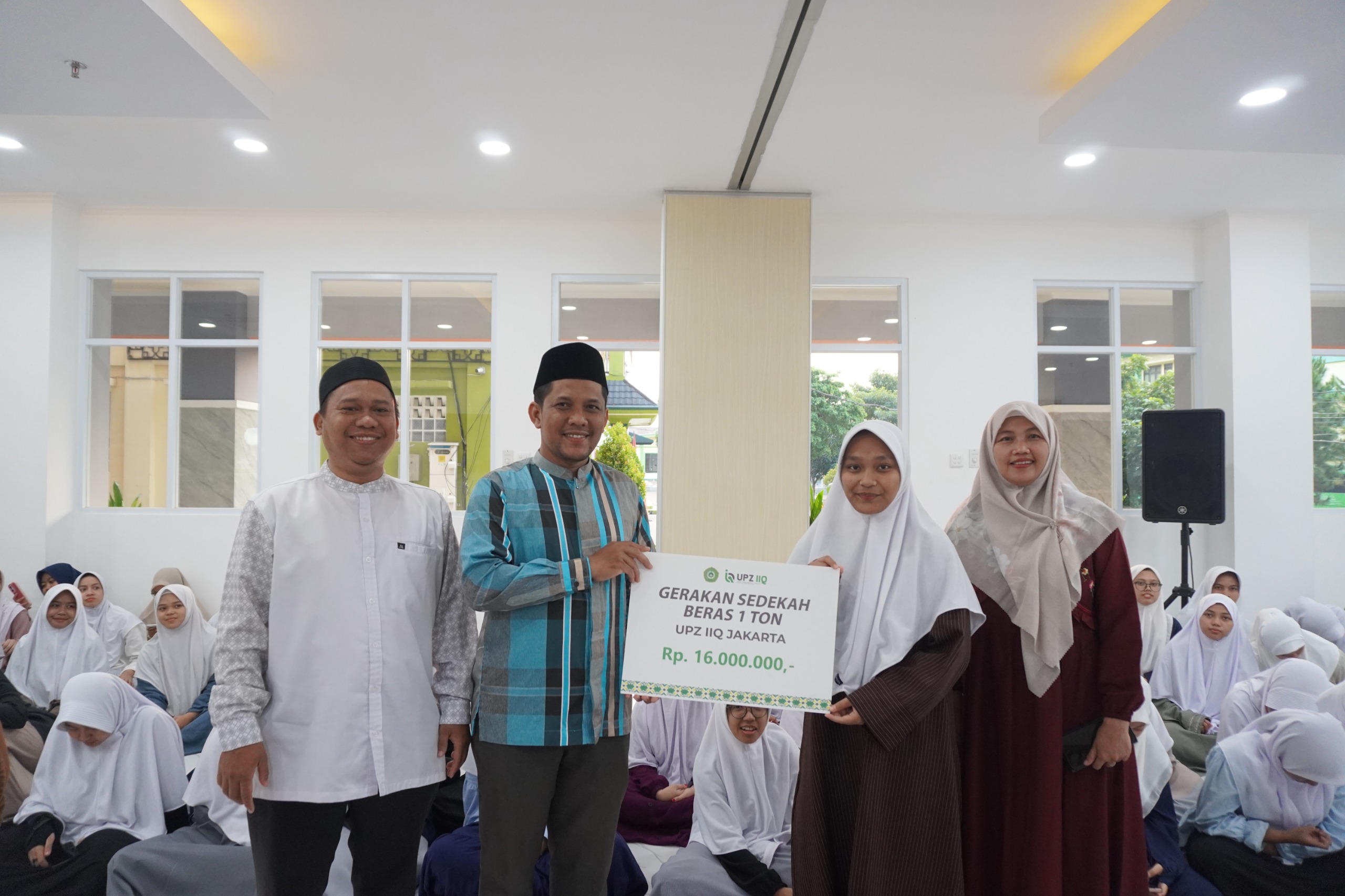 Gerakan Sedekah Beras 1 Ton UPZ IIQ Capai Target Perdana, Disalurkan untuk Mahasantri Pesantren Takhassus
