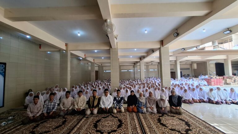 Rajut Silaturahmi di Kediri, IIQ Jakarta Kenalkan IIQ Jakarta ke Santri PPTQ Al Falah Ploso