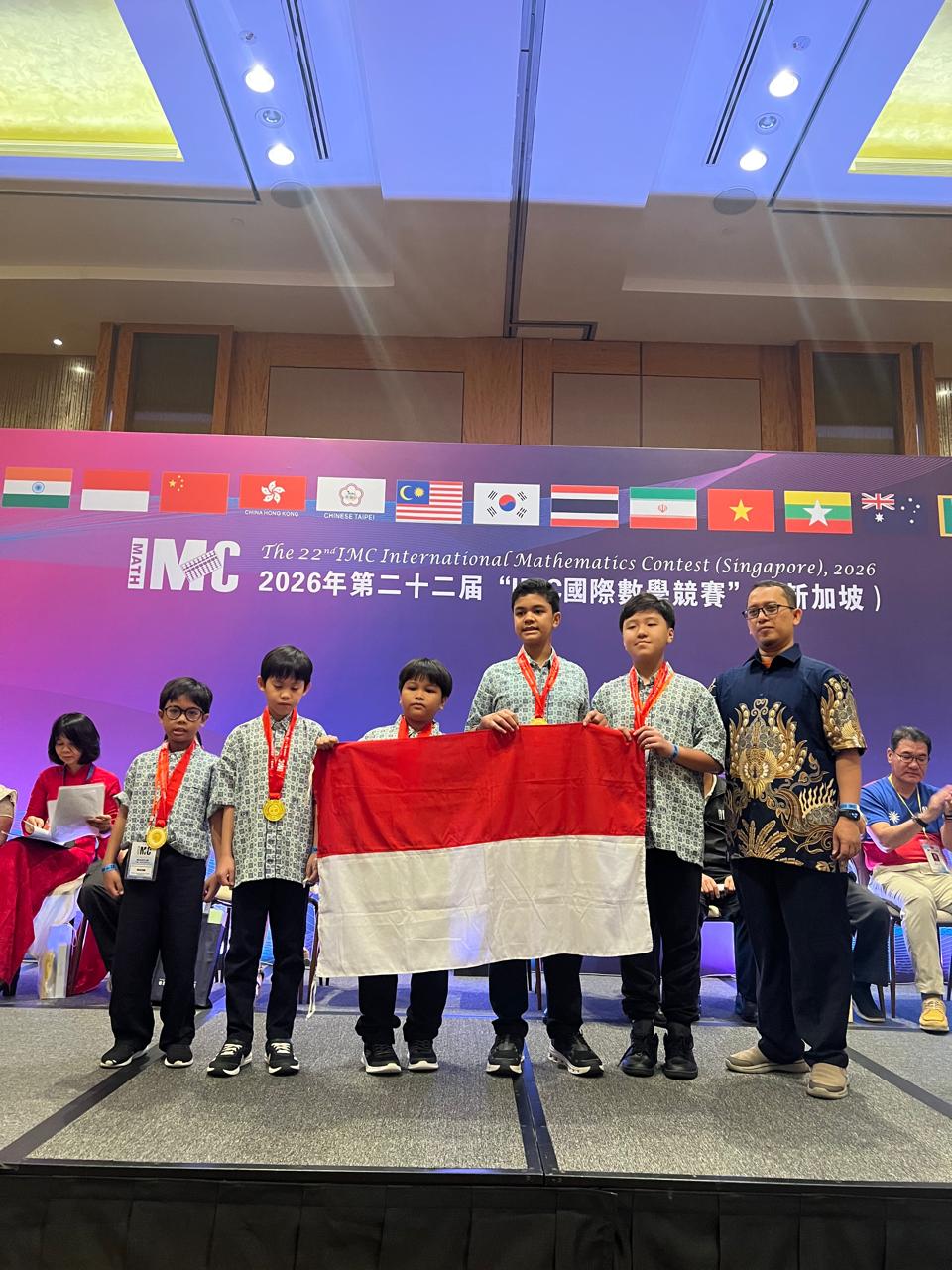 Membanggakan! Cucu Almarhumah Prof. Huzaemah T. Yanggo Raih Medali Emas Olimpiade Matematika Internasional di Singapura