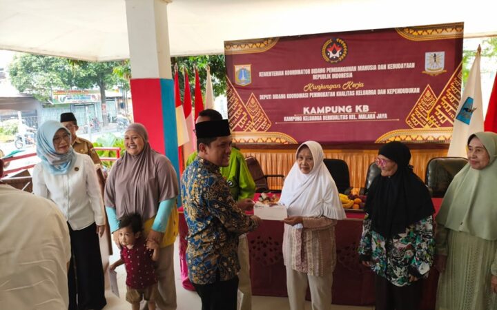 UPZ IIQ Jakarta Bekerja Sama dengan Kemenko PMK, Salurkan Zakat kepada 50 Mustahik di Malaka Jaya