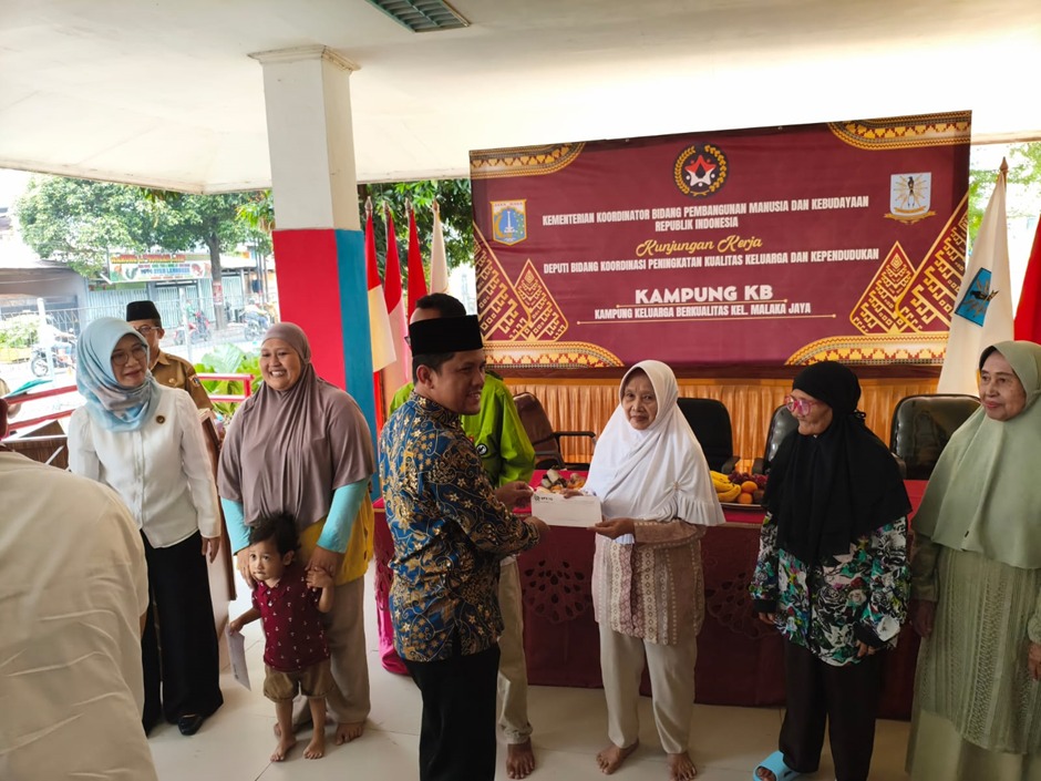 UPZ IIQ Jakarta Bekerja Sama dengan Kemenko PMK, Salurkan Zakat kepada 50 Mustahik di Malaka Jaya