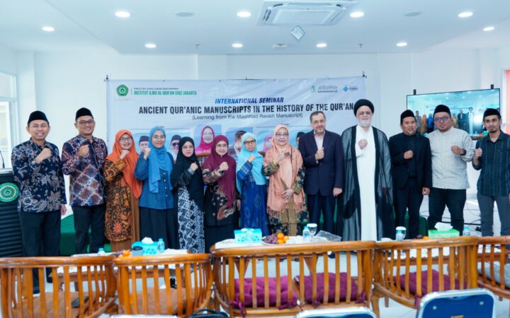 Seminar Internasional Manuskrip Al-Qur’an Kuno di IIQ Jakarta Berlangsung Meriah, Dr. Morteza Karimi-Nia Hadiahkan Mushaf Codex Mashhad kepada IIQ Jakarta